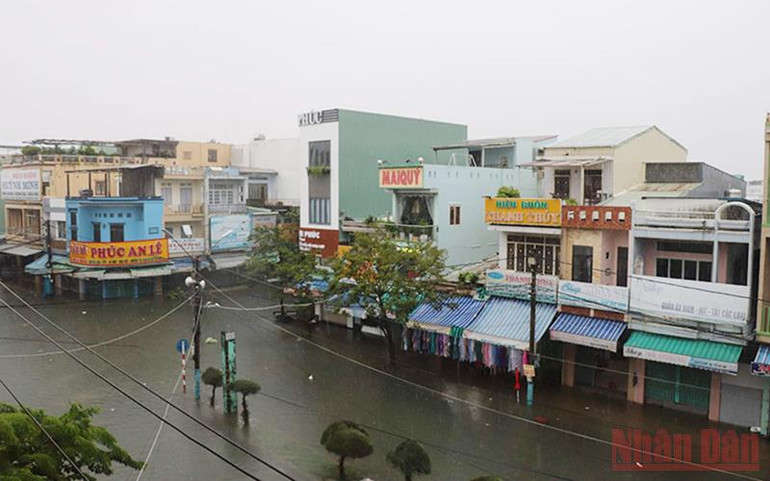 Nước dâng ngập đường, TP Tam Kỳ cho học sinh nghỉ học -0