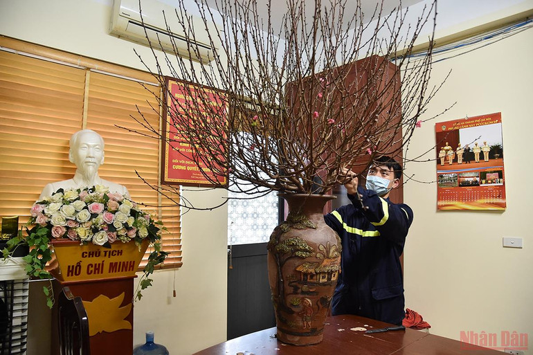 Những người lính đi cùng mùa xuân -0