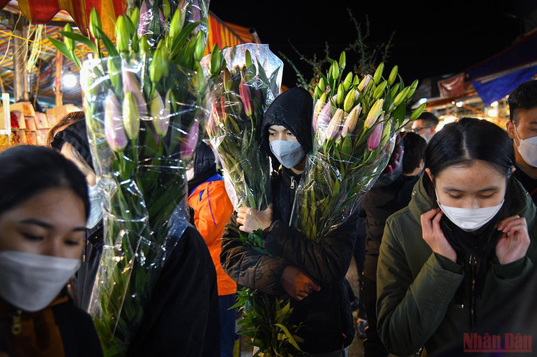 Tấp nập không khí người dân chen chân đi chợ hoa đêm lớn nhất Hà Nội ngày cận Tết -0