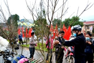 Đông vui chợ phiên vùng cao ngày Tết -0