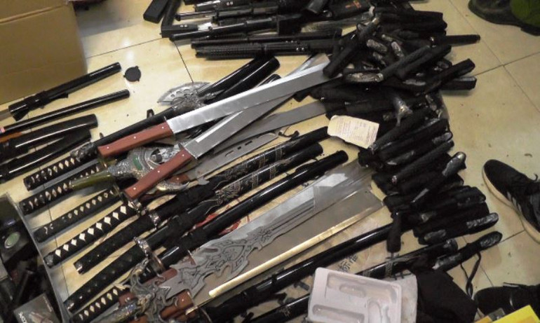 Thu giữ nhiều vũ khí thô sơ tại TP Lào Cai ảnh 1 Thu giữ hàng trăm vũ khí thô sơ tại TP Lào Cai -0