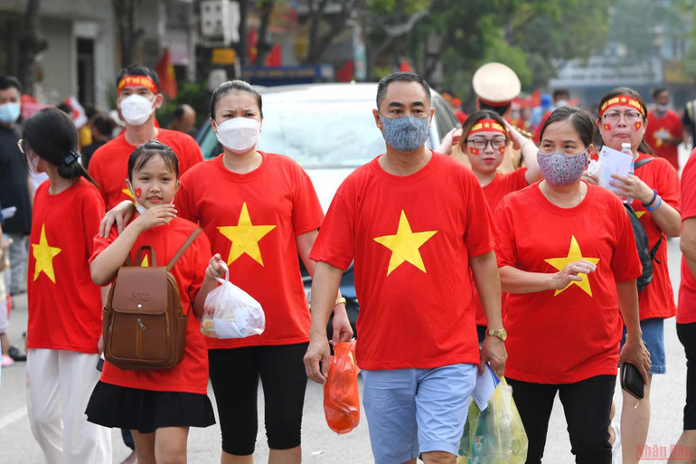 Sắc đỏ ngập tràn đường phố. (Ảnh: THÀNH ĐẠT) Đội tuyển nữ Việt Nam - Thái Lan: Người hâm mộ sẵn sàng