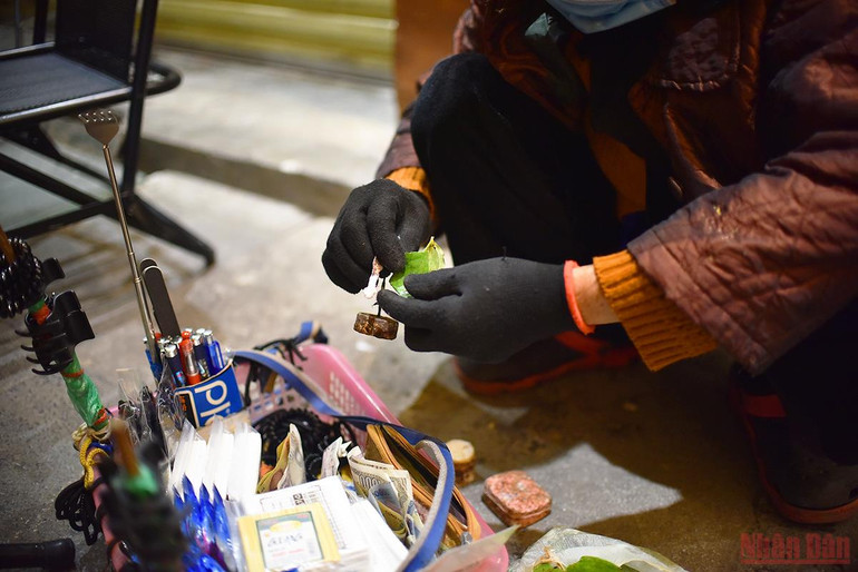 Hà Nội trở rét, người vô gia cư co ro trong đêm gió -0