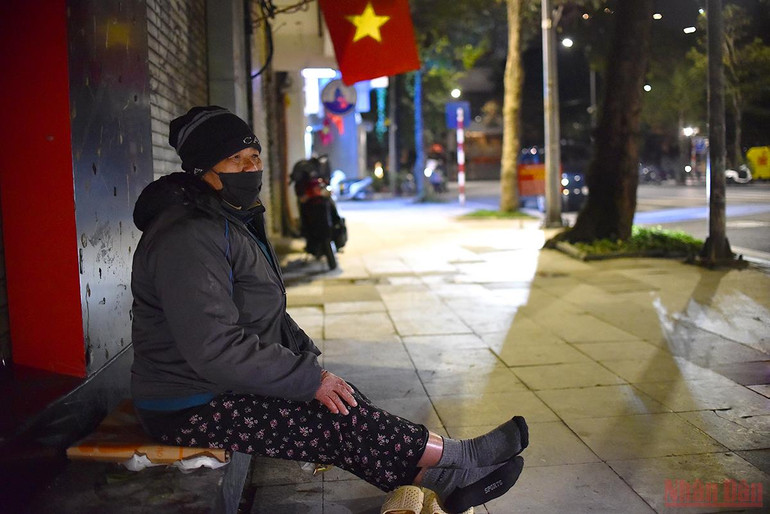 Hà Nội trở rét, người vô gia cư co ro trong đêm gió -0