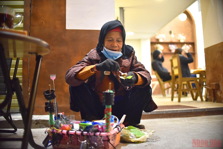 Hà Nội trở rét, người vô gia cư co ro trong đêm gió -0