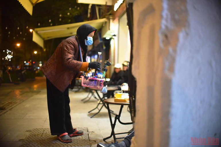 Hà Nội trở rét, người vô gia cư co ro trong đêm gió -0