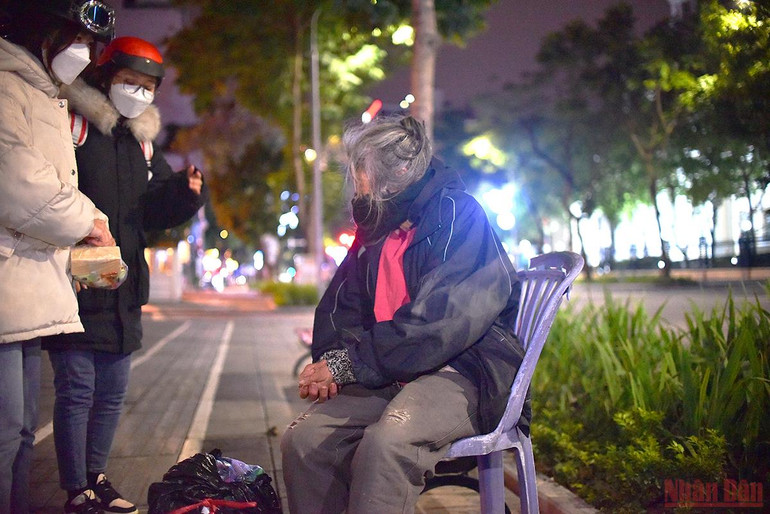 Hà Nội trở rét, người vô gia cư co ro trong đêm gió -0