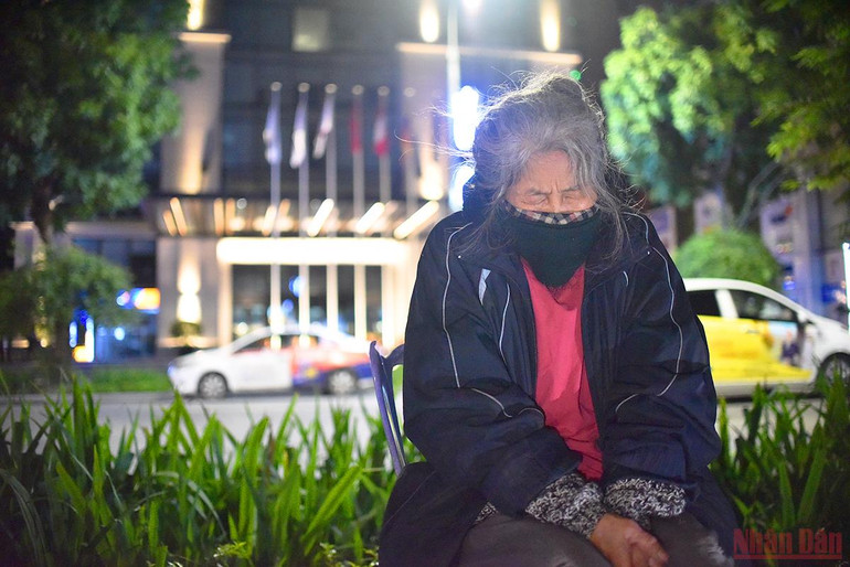 Hà Nội trở rét, người vô gia cư co ro trong đêm gió -0