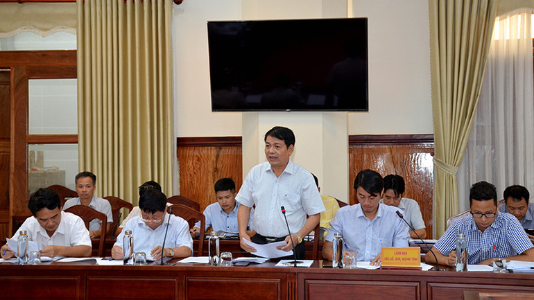 Ông Hoàng Tuấn Khoát, Phó Giám đốc Ban QLDA 7 (Bộ GTVT) giải trình nhu cầu đất đắp của Dự án và kiến nghị tháo gỡ vướng mắc. Bình Thuận tháo gỡ vướng mắc nguồn vật liệu đất đắp nền thi công cao tốc đoạn qua tỉnh -0