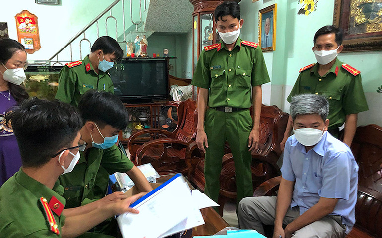 Công an Cà Mau làm việc tại nhà trước khi tạm giam ông Trương Công Long, nguyên Phó Giám đốc Ban Quản lý dự án Đông Bắc. Ảnh: HOÀNG GIANG Hai cựu lãnh đạo Ban Quản lý dự án Đông Bắc ở Cà Mau bị bắt -0
