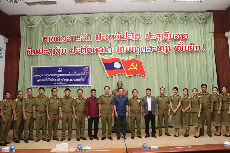 Đại sứ Việt Nam Nguyễn Bá Hùng, Thiếu tướng Hoàng Quang Hướng, cùng các học viên. Đẩy mạnh giảng dạy tiếng Việt nâng cao tại Lào -0