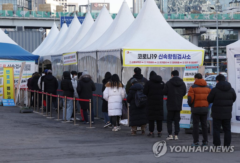 Người dân xếp hàng chờ làm xét nghiệm Covid-19 tại nhà ga Seoul, Hàn Quốc, ngày 31/1. (Ảnh: Yonhap) Châu Á đón Tết trong không khí trầm lặng -0