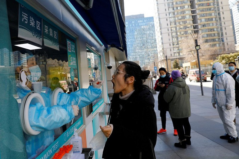 Lấy mẫu xét nghiệm Covid-19 ở Bắc Kinh, Trung Quốc, ngày 23/2/2022. (Ảnh: REUTERS) Pháp lên kế hoạch tiêm mũi vaccine ngừa Covid-19 tăng cường thứ hai cho người trên 80 tuổi -0