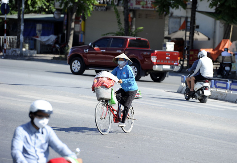 Người dân Hà Nội vất vả mưu sinh dưới trời nóng 40 độ C -0