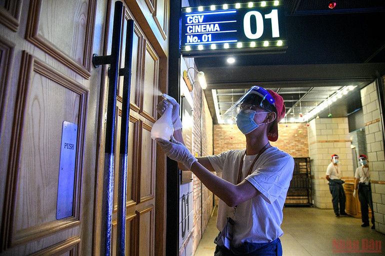 Rạp chiếu phim ở Hà Nội ngày đầu mở cửa trở lại, lượng người đến xem khá vắng -0