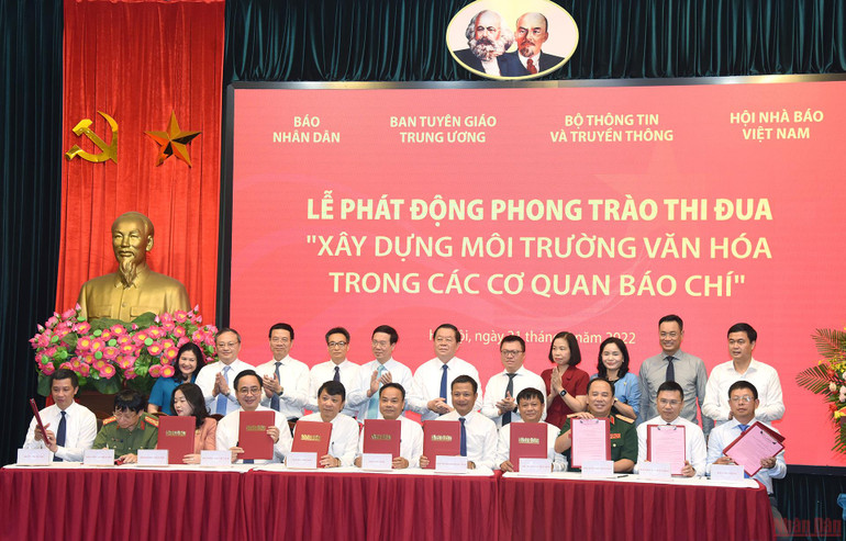 Lễ ký kết giao ước thực hiện phong trào thi đua “Xây dựng môi trường văn hóa trong các cơ quan báo chí”. (Ảnh: TRẦN HẢI) Phát động phong trào thi đua “Xây dựng môi trường văn hóa trong các cơ quan báo chí” -0