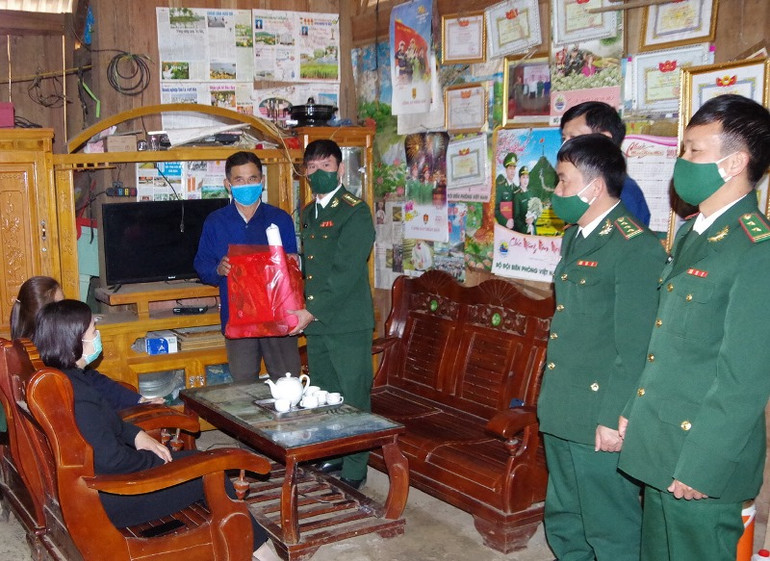 Lãnh đạo Bộ đội Biên phòng tỉnh Sơn La chúc Tết già làng có uy tín tại bản Pu Hao. Xuân biên phòng ấm lòng dân bản Pu Hao -0