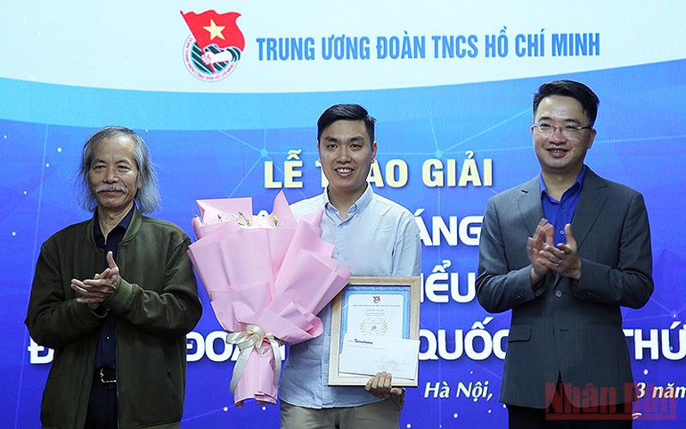 Họa sĩ Vũ Hồng Quân (giữa) nhận giải Nhất cuộc thi tại buổi lễ. Họa sĩ Hà Nội về nhất thi sáng tác biểu trưng Đại hội Đoàn toàn quốc lần thứ XII -0
