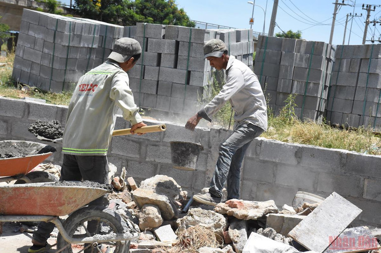 Lao động dưới trời nắng nóng gay gắt -0