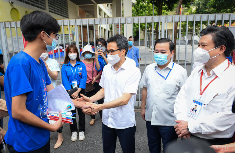Phó Thủ tướng Vũ Đức Đam kiểm tra Kỳ thi tốt nghiệp THPT năm 2022 tại Hà Nội -0