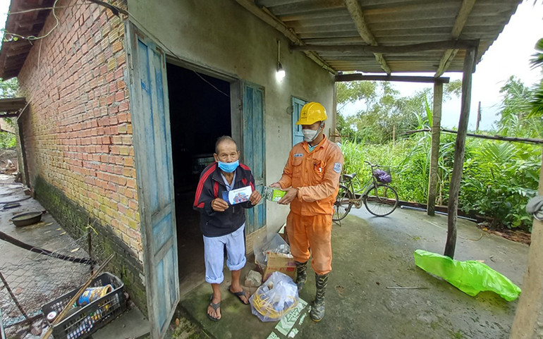 Hộ neo đơn, khó khăn ở Quảng Ngãi được tặng thẻ Bảo hiểm an toàn điện. Tặng gần 3000 “Thẻ bảo hiểm an toàn điện” cho khách hàng khu vực miền Trung-Tây Nguyên -0
