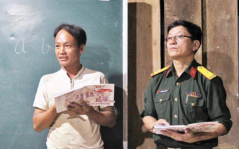 Lớp trưởng Thào Seo Nhà cùng thầy giáo bộ đội điểm danh lớp học Tiểu khu 179. Lớp học trong đêm -0