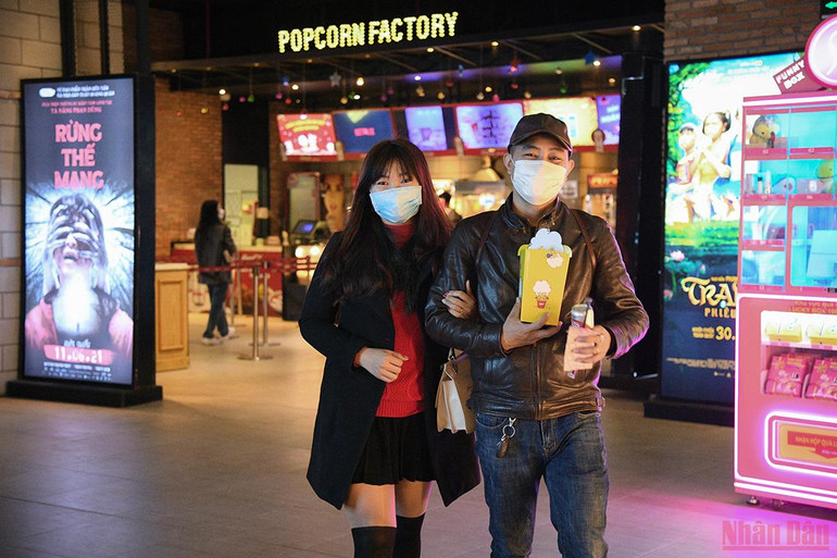 Rạp chiếu phim ở Hà Nội ngày đầu mở cửa trở lại, lượng người đến xem khá vắng -0