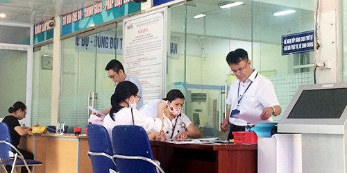 Giải quyết thủ tục hưởng hỗ trợ thất nghiệp cho người lao động tại Trung tâm Dịch vụ việc làm Hà Nội. Ảnh: NGUYỄN ĐĂNG 8_1-1630048132257.jpg