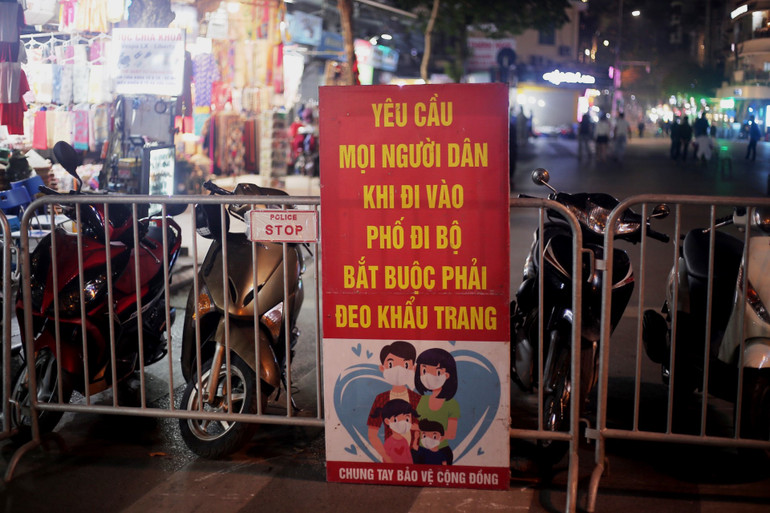 Phố đi bộ hồ Gươm vắng vẻ ngày đầu hoạt động trở lại -0