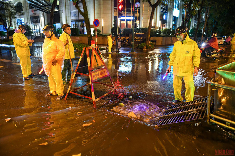Những người “tháo cống” chống ngập cho Thủ đô -0