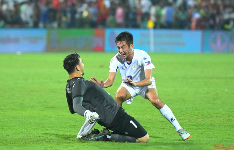Các cầu thủ U23 Philippines vui mừng sau trận đấu. Có thể nói họ đã thành công với mục tiêu thủ hòa U23 Việt Nam. (Ảnh: THÀNH ĐẠT) Những pha bóng đáng chú ý trong trận U23 Việt Nam - U23 Philippines -0