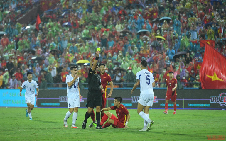 U23 Philippines chơi phòng ngự số đông chặt chẽ, không ngại va chạm hòng vô hiệu hóa các pha lên bóng của đội chủ nhà. (Ảnh: THÀNH ĐẠT) Những pha bóng đáng chú ý trong trận U23 Việt Nam - U23 Philippines -0