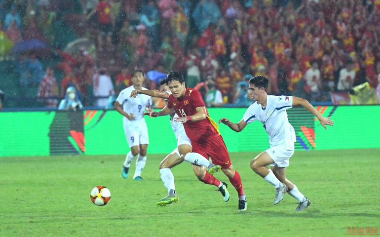 Cơn mưa bất chợt từ sớm cũng khiến các cầu thủ U23 Việt Nam gặp nhiều khó khăn. Sân trơn, bóng ướt ảnh hưởng không nhỏ đến lối chơi kỹ thuật, giàu tốc độ của các học trò thầy Park. (Ảnh: THÀNH ĐẠT) Những pha bóng đáng chú ý trong trận U23 Việt Nam - U23 Philippines -0