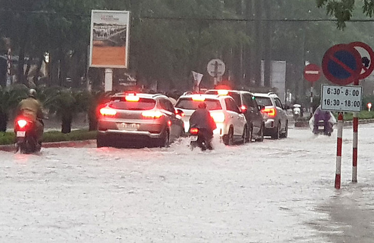 Do nước ngập đã khiến việc đi lại của người dân gặp khó khăn. Mưa lớn, nhiều tuyến đường ở TP Vinh ngập sâu trong nước, học sinh nghỉ học -0