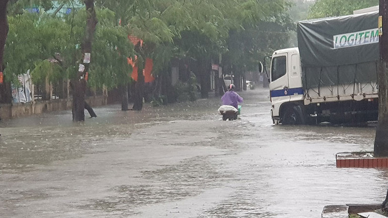 Nhiều đoạn ngập sâu nhưng một số người dân vẫn liều mình di chuyển. Mưa lớn, nhiều tuyến đường ở TP Vinh ngập sâu trong nước, học sinh nghỉ học -0