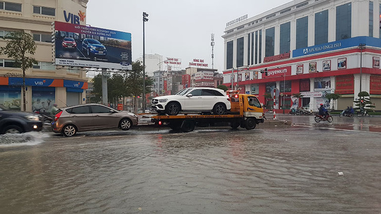 Xe cứu hộ hoạt động liên tục, hết công suất. Mưa lớn, nhiều tuyến đường ở TP Vinh ngập sâu trong nước, học sinh nghỉ học -0