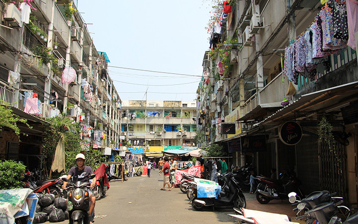 Chung cư Nguyễn Thiện Thuật (quận 3, thành phố Hồ Chí Minh) được xây dựng từ trước năm 1975, đã xuống cấp nghiêm trọng. Tháo gỡ các