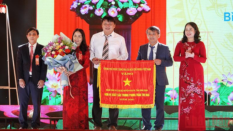 Phó Chủ tịch nước Nguyễn Thị Ánh Xuân (phải) trao cờ thi trao Cờ thi đua của Chính phủ cho Đảng bộ, chính quyền và nhân dân huyện Hoài Ân, tỉnh Bình Định. Bình Định: Kỷ niệm 50 năm ngày giải phóng huyện Hoài Ân -0