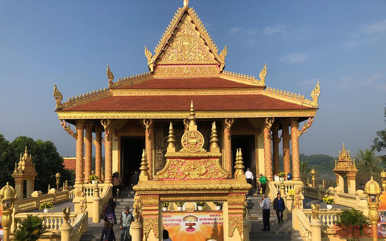 Du khách đến tham quan chùa Khmer. Chào Tết Nhâm Dần với “Sắc Xuân trên mọi miền Tổ quốc” -0