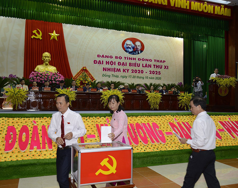 Các đại biểu bỏ phiếu bầu Ban Chấp hành Đảng bộ tỉnh, nhiệm kỳ 2020 - 2025. Bế mạc Đại hội Đảng bộ tỉnh Đồng Tháp lần thứ 11 -0