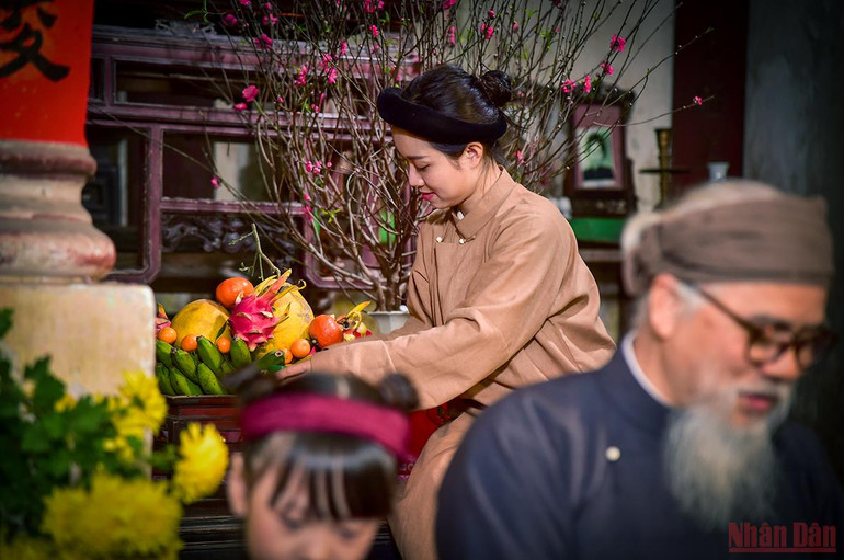Phụ nữ trong nhà thì chưng mâm ngũ quả thể hiện sự thành kính tổ tiên và ước mong một năm mới an khang, hạnh phúc và đủ đầy. (Ảnh: Thành Đạt) Tái hiện hình ảnh Tết xưa – lưu giữ những giá trị truyền thống tốt đẹp -0