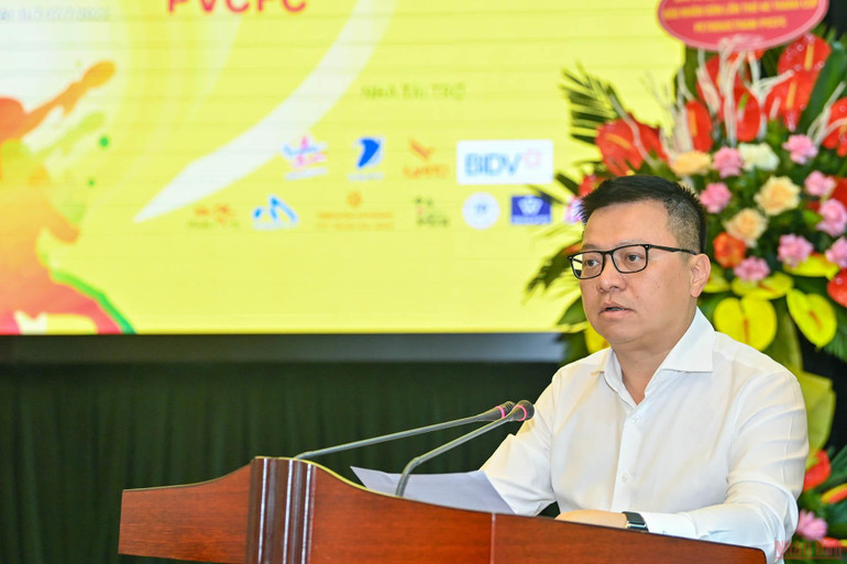 Đồng chí Lê Quốc Minh, Tổng Biên tập Báo Nhân Dân, Trưởng ban Chỉ đạo Giải vô địch bóng bàn quốc gia Báo Nhân Dân lần thứ 40 phát biểu ý kiến tại buổi họp báo. (Hình ảnh) Họp báo Giải vô địch bóng bàn quốc gia Báo Nhân Dân lần thứ 40 tranh cúp PetroVietnam PVCFC -0