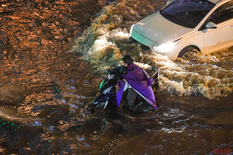 Hình ảnh nhiều tuyến phố ở Hà Nội ngập, ùn tắc do mưa lớn -5