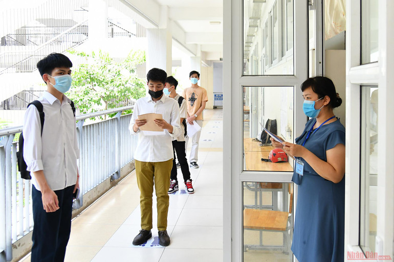 Trước các phòng thi, thí sinh sẽ phải đứng ở vị trí được đánh dấu để bảo đảm khoảng cách an toàn. Học sinh Hà Nội sẵn sàng cho Kỳ thi tốt nghiệp THPT năm 2021 -0
