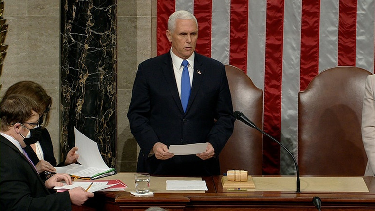 Phó Tổng thống Mike Pence chủ trì cuộc họp của Quốc hội Mỹ trong vai trò Chủ tịch Thượng viện. (Ảnh: CNN) Quốc hội Mỹ xác nhận ông Joe Biden thắng cử -0