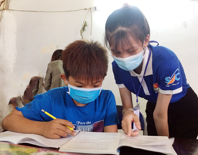 Sinh viên các trường đại học dạy học cho trẻ em tại Khu công nghiệp Linh Trung trong tháng Thanh niên 2021. Tuổi trẻ xung kích xây dựng TP Hồ Chí Minh -0