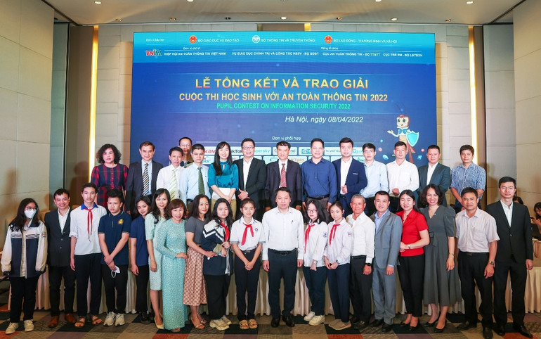 Thứ trưởng Thông tin và Truyền thông Nguyễn Huy Dũng chụp ảnh lưu niệm cùng các thí sinh đoạt giải cuộc thi. Học sinh với An toàn thông tin: Trang bị kỹ năng phòng tránh rủi ro mạng cho trẻ em -0