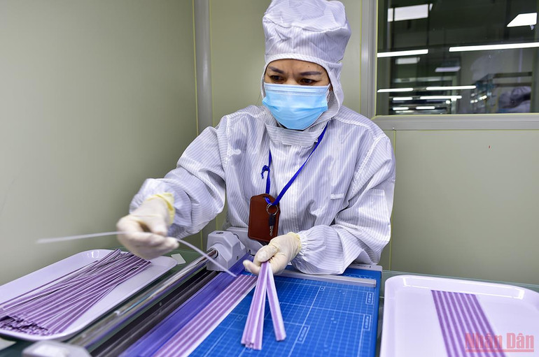 Cận cảnh quy trình sản xuất kit Test nhanh kháng nguyên SARS-CoV-2 “Made in Viet Nam” -0