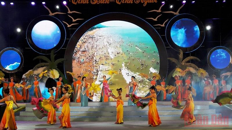 Khai hội du lịch biển Hải Tiến -0