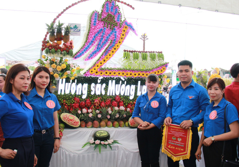 Đặc sắc cuộc thi “Tạo hình nghệ thuật” từ hoa và trái cây -0